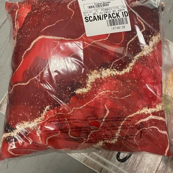 2 Red Marble Art Modern Decor Throw Pillows - NIB - 18’x18’ Gorgeous Collection - Picture 2 of 8